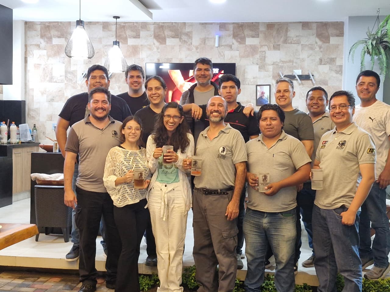 Organizadores posando juntos